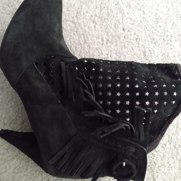 NWT Chinese Laundry black suede fringe booties w/star cutouts, Sz 9 - Picture 4 of 5